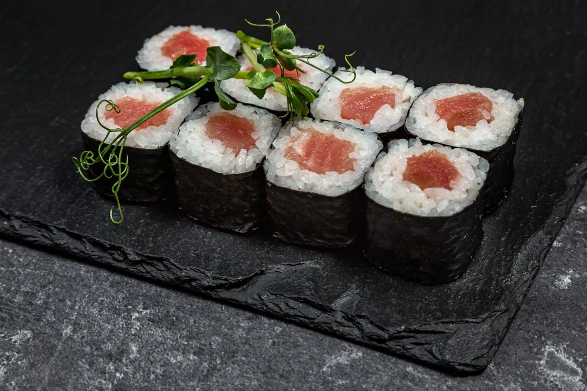 Маки с тунцом
