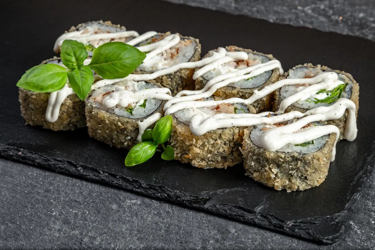 Тёплый ролл с курицей и соусом пармезан
