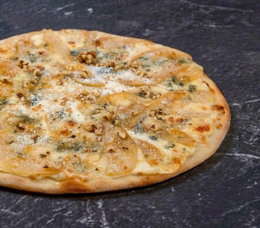 Пицца с грушей и горгонзолой